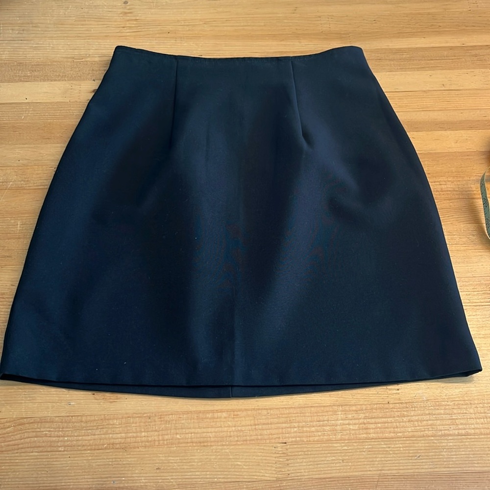 Black skirt zipper in the back no pockets size 2 brand name xoxo